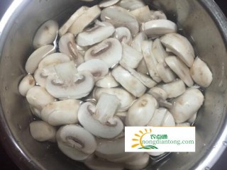 口蘑伞下面发黑还可以吃吗？,第1图