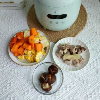  电饭煲做香甜可口鲜美的香菇排骨汤 第4步