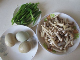  青椒蟹味菇炒鸡蛋 第1步