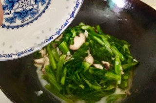  低热量，高营养-香菇油麦菜 第8步