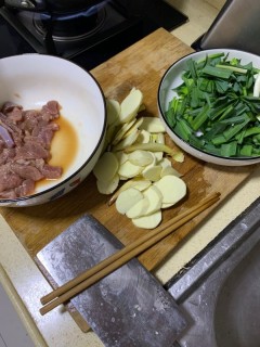  大蒜茨菇炒肉片 第1步