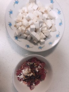  黑椒杏鲍菇牛肉粒 第2步