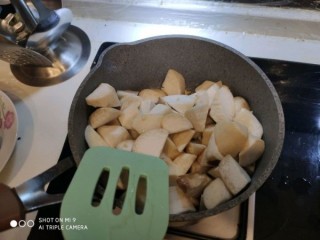  减肥美食---三杯鸡腿菇 第4步