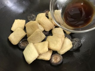  粤菜 香菇烩鱼腐 第5步