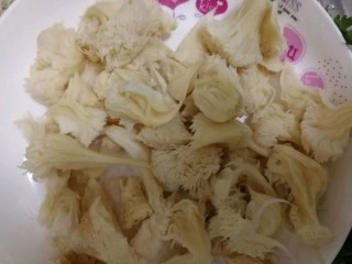  牛肉猴头菇 第2步