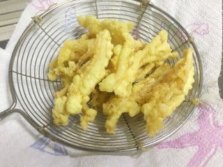  咬一口外层酥脆【软炸金针菇】 第9步