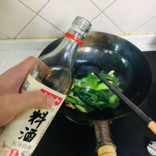  青菜炒香菇 第6步