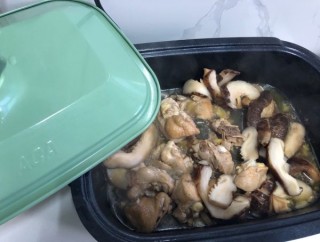  大花菇焖鸡腿 第8步