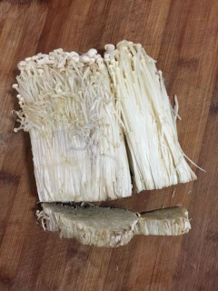  油炸金针菇 第1步