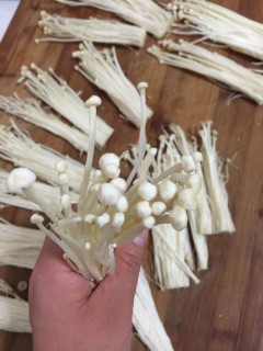  油炸金针菇 第2步