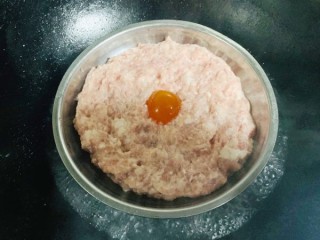  鲜掉眉毛的菌菇肉饼鸡 第8步