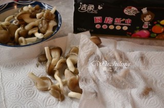  酥炸平菇 第2步