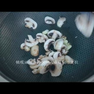  奶油蘑菇意大利面 第2步