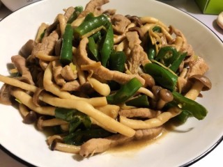  蘑菇青椒炒肉丝 第8步