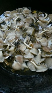  酸菜蘑菇肉片汤 第4步