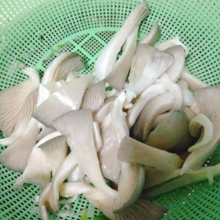  蘑菇肉片汤 第1步