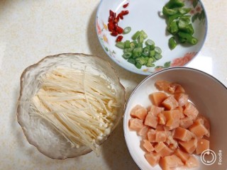  减脂下饭系列:锡纸鸡胸肉金针菇 第1步