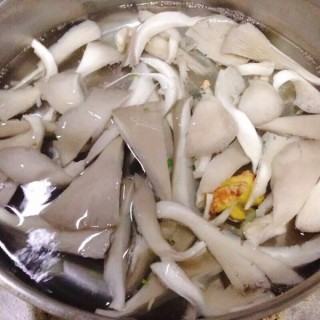  蘑菇肉片汤 第3步