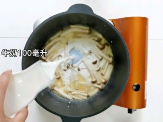  早餐食vlog：蟹味菇培根意面+养乐多杏汁 第6步