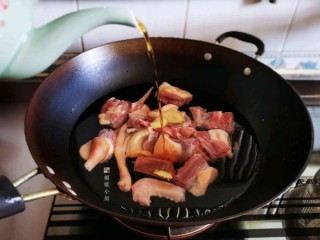  鸭肉菌菇简单炖一炖，鲜香味美 第2步