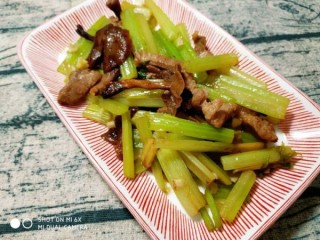  极鲜版芹菜蘑菇炒肉 第6步