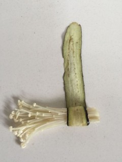  香辣茄子金针菇卷 第4步