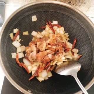  香辣香菇鸡肉土豆焖饭 第3步