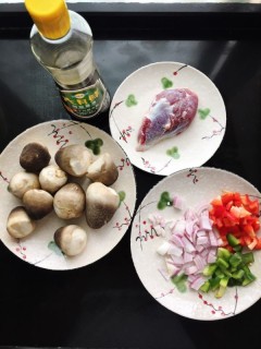  草菇炒牛肉 第1步