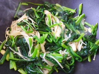  菠菜炒金针菇 第8步