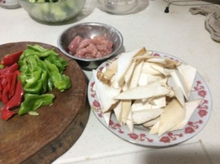  杏鲍菇炒肉片 第2步