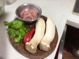  杏鲍菇炒肉片 第1步