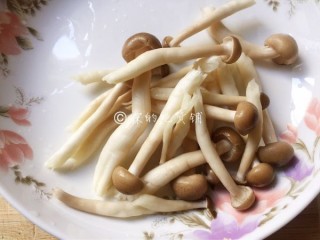  番茄蟹味菇鲜虾年糕汤 第3步