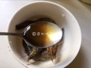  番茄蟹味菇鲜虾年糕汤 第2步