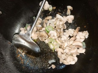  蘑菇肉片汤 第8步