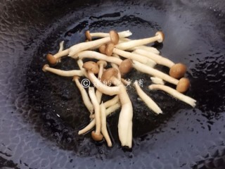  番茄蟹味菇鲜虾年糕汤 第4步