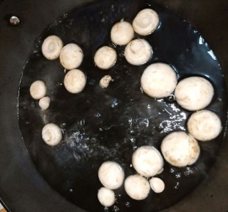  蘑菇肉片汤 第2步