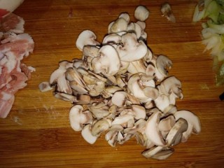  蘑菇肉片汤 第4步