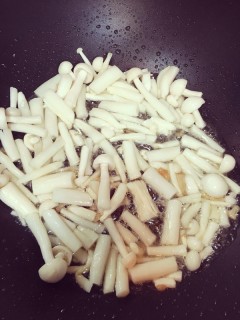  泡菜菌菇豆腐汤 第3步