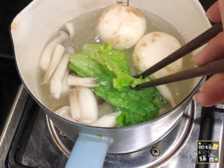  ★鸡肉奶酪蘑菇汤★ 第3步