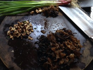  自制饺皮手工饺（白菜香菇木耳肉&韭菜肉） 第1步