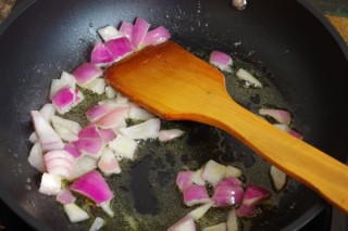  金枪鱼超简单美味的华丽转身------西式奶油蘑菇西兰花 第3步