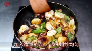  菜鸟一看就能做的美味【青椒香菇土豆片】 第4步