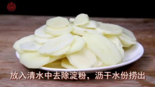  菜鸟一看就能做的美味【青椒香菇土豆片】 第2步