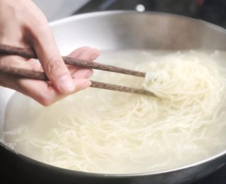  香菇肉酱面 第9步