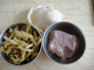  白灵菇榨菜炒肉丝 第1步