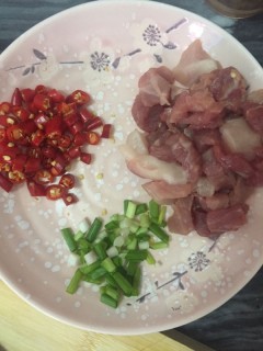  杏鲍菇炒肉 第1步