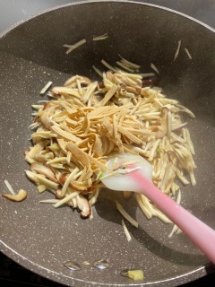  茭白香菇鸡肉丝 第12步