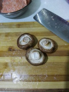  三文鱼香菇肉饼 第5步
