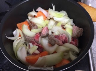  西式炖菜---牛肉土豆胡萝卜洋葱蘑菇 第2步