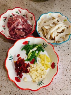  杏鲍菇炒肉 第1步